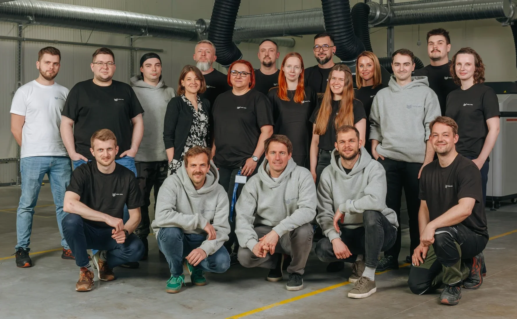 Zespół inżynierów Cubic Inch w hali produkcyjnej